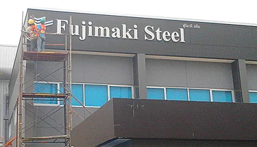 ป้ายโลโก้สแตนเลสเงายกขอบ Fujimaki Steel พานทอง ชลบุรี