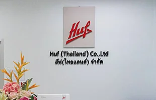 ตัวอักษรชื่อและโลโก้บริษัท ติดเคาน์เตอร์ประชาสัมพันธ์ โดย ร้านทำป้ายชลบุรี เอ.ที.ดีไซน์