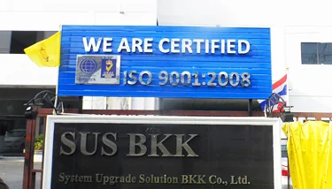 ป้ายรับรองคุณภาพ ISO 9001 ตัวหนังสือสแตนเลสเงา ติดหน้าทางเข้าบริษัท SUSBKK นิคมอุตสาหกรรม304 ปราจีนบุรี